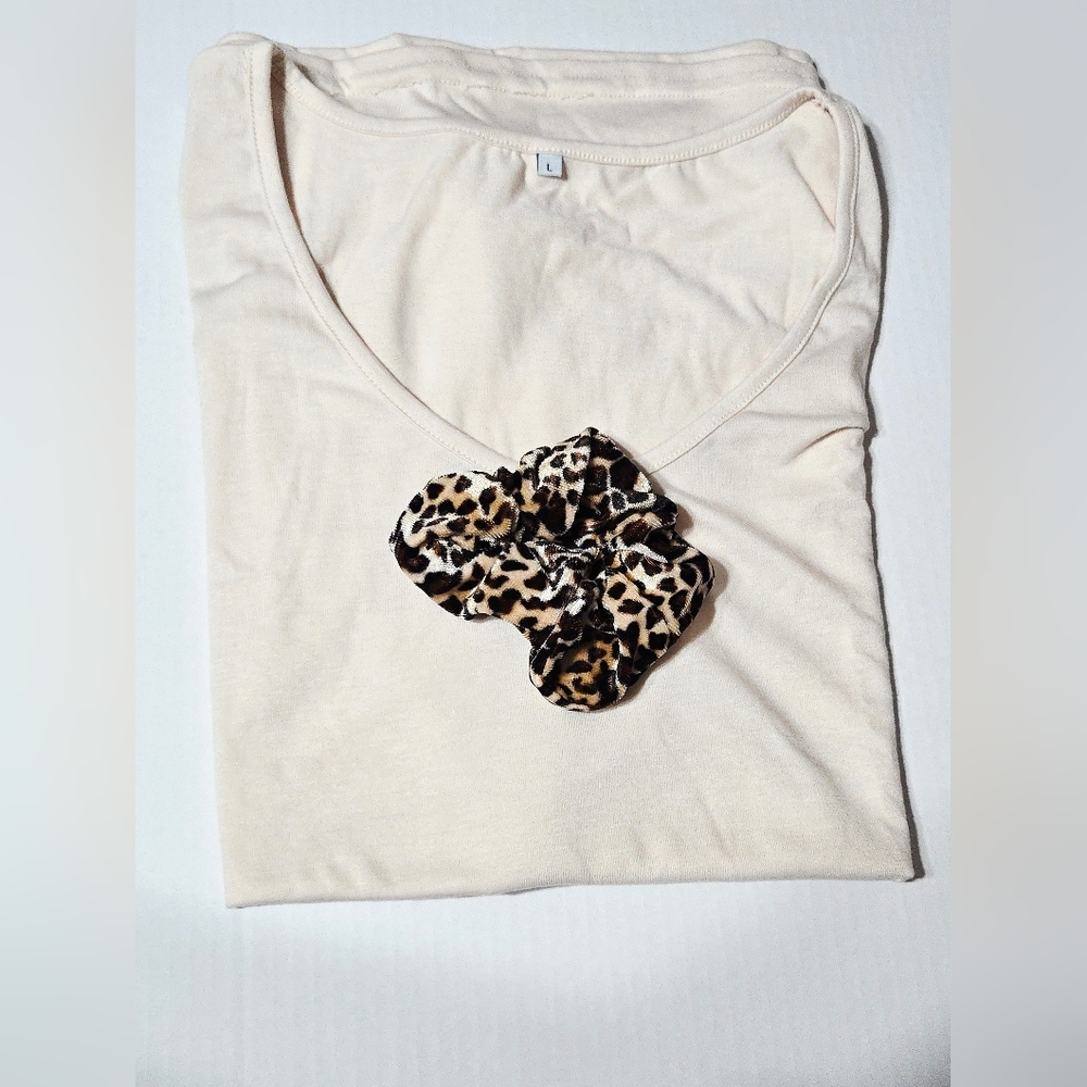 Women’s Cream Cold Shoulder Top with Leopard Print‎ Scrunchie Set - Picture 2 of 8